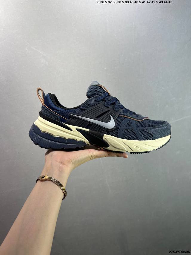 公司级Nike V2K Run跑步鞋复古风潮 网面透气运动鞋 灰银紧致的鞋面材质提供良好的包裹性鞋侧 Swoosh以及鞋头部分搭配增添不少亮点的镀铬细节鞋垫上印
