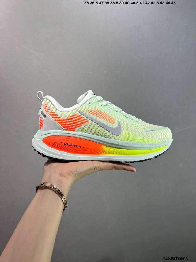 公司级Nk Air Zoom Vomero 18 轻便舒适公路跑步鞋 Hm6803-001 质感柔软 弹力充沛 助力一路畅跑 乐享不停 厚实泡绵缔造舒适的回弹效