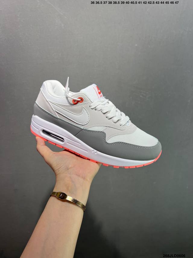 公司级耐克 Nike Air Max1 Sp混合科技 透气后掌半气垫慢跑鞋 兼具非凡优质外观和出色穿着体验！性能出众的一双透气鞋面后置半掌气垫运动鞋。货号：Dc