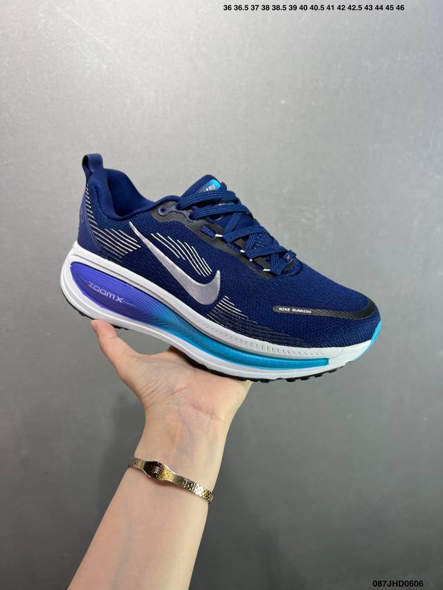 公司级Nk Air Zoom Vomero 18 轻便舒适公路跑步鞋 Hm6803-001 质感柔软 弹力充沛 助力一路畅跑 乐享不停 厚实泡绵缔造舒适的回弹效