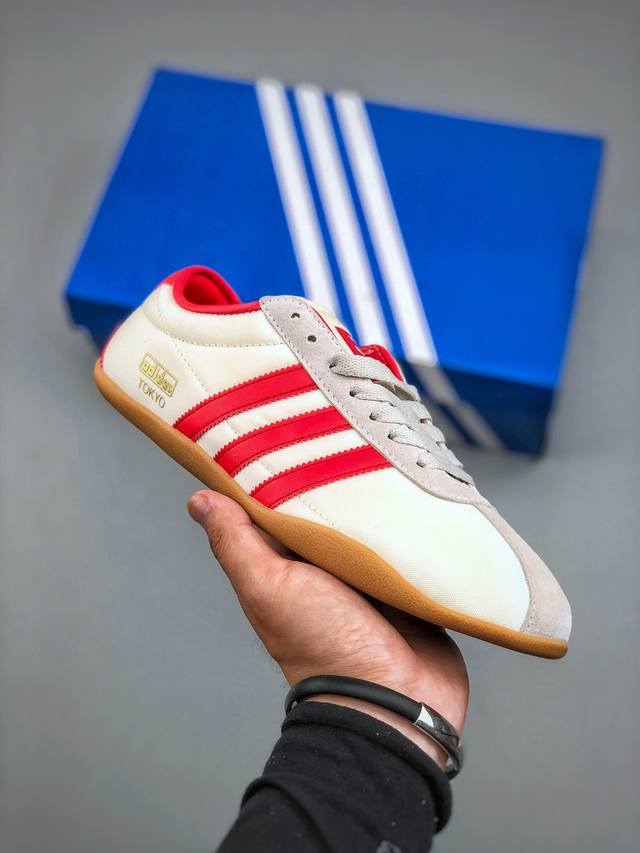 Adidas Originals Tokyo 东京限定系列 复古百搭薄底德训运动T头鞋采用复合牛津布组合翻毛皮饰片鞋面材质外置Rb橡胶大底将经典与现代完美融合推