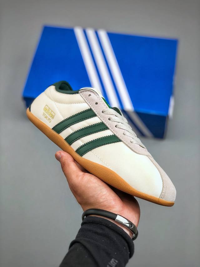 Adidas Originals Tokyo 东京限定系列 复古百搭薄底德训运动T头鞋采用复合牛津布组合翻毛皮饰片鞋面材质外置Rb橡胶大底将经典与现代完美融合推