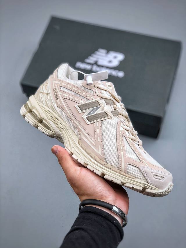 New Balance 1906系列复古老爹风休闲运动慢跑鞋 U1906Rli #采用轻质牛剖革拼接透气网眼衬垫织物鞋面材质 T-Beam大底提供足步弓支撑，保