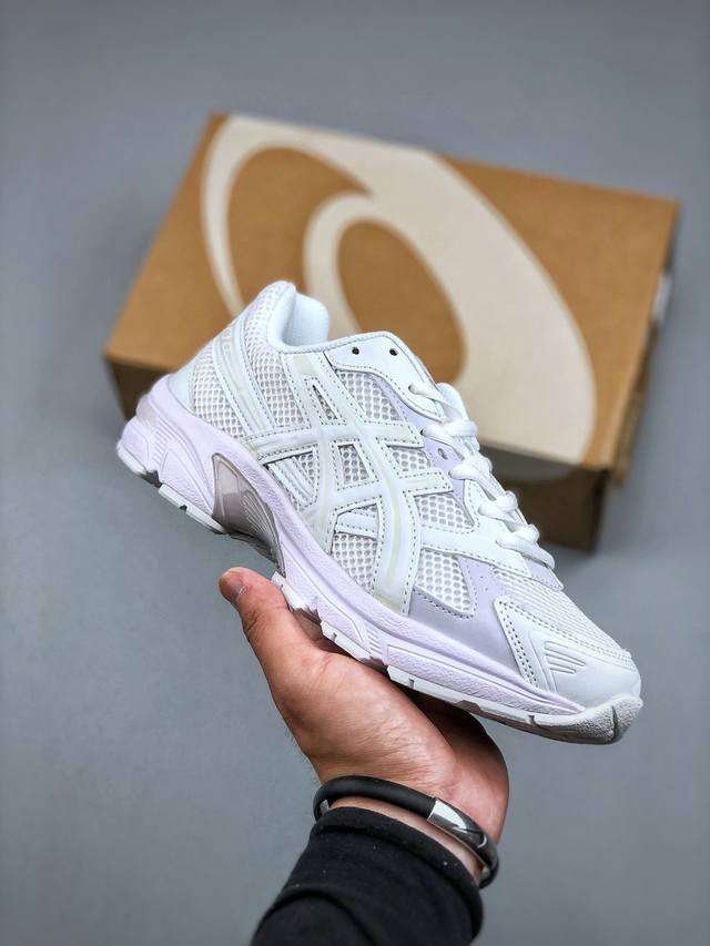 Asics 亚瑟士 Gel-1 男女时尚透气 健步减震 运动潮流耐磨休闲鞋选用网眼与皮革相接，复古而富有层次感。网布搭配银色金属感线条，虎爪 Logo 加入配色