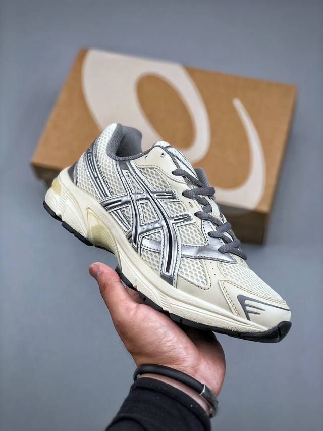 Asics 亚瑟士 Gel-1 男女时尚透气 健步减震 运动潮流耐磨休闲鞋选用网眼与皮革相接，复古而富有层次感。网布搭配银色金属感线条，虎爪 Logo 加入配色