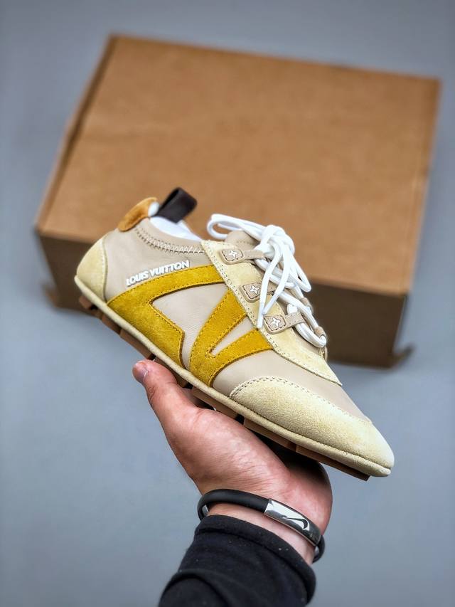 2025早春发布新款Louis Vuitton Sneakerina 德训鞋 芭蕾舞鞋 采用 Sacchetto 制鞋工艺，赋予柔韧鞋底与轻盈内部设计，适合日常