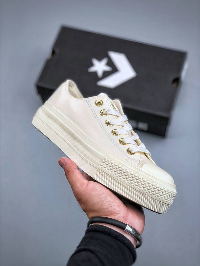 Converse Chuck All Star 白金 低帮男女同款帆布鞋，内增高鞋型，白色搭配金属鞋带孔更有质感啦！ 货号：A02610C Size：35-40