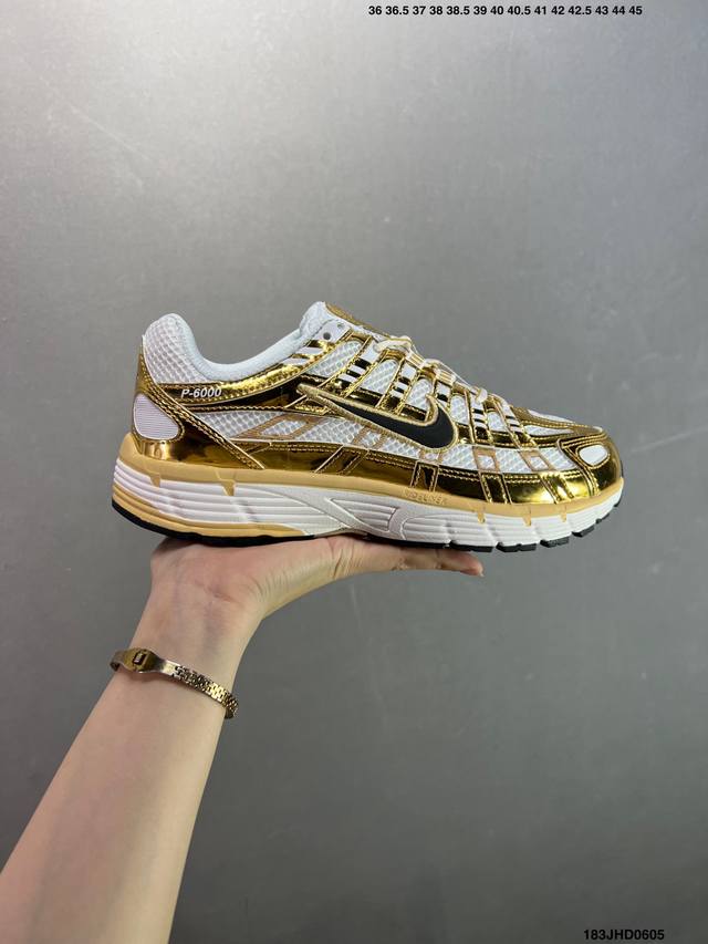 公司级耐克Nike P-6000 女子跑鞋内外侧都用了红色的钩子，采用透气材料，搭配匠心覆面，再现千禧年代的跑鞋风格，塑就大气外观。鞋款秉承 Nike Pega