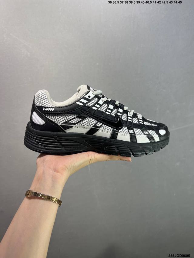 公司级耐克Nike P-6000 女子跑鞋内外侧都用了红色的钩子，采用透气材料，搭配匠心覆面，再现千禧年代的跑鞋风格，塑就大气外观。鞋款秉承 Nike Pega