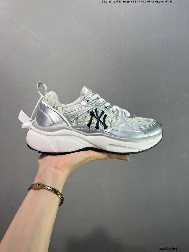 Mlb 24Ss 纽约洋基队 明星上脚，复古银色强势回归以液态银质感展现出独立自信的态度，将金属元素融入日常穿搭，展现出特的时尚风格和内在的态度延用经典老花Dn