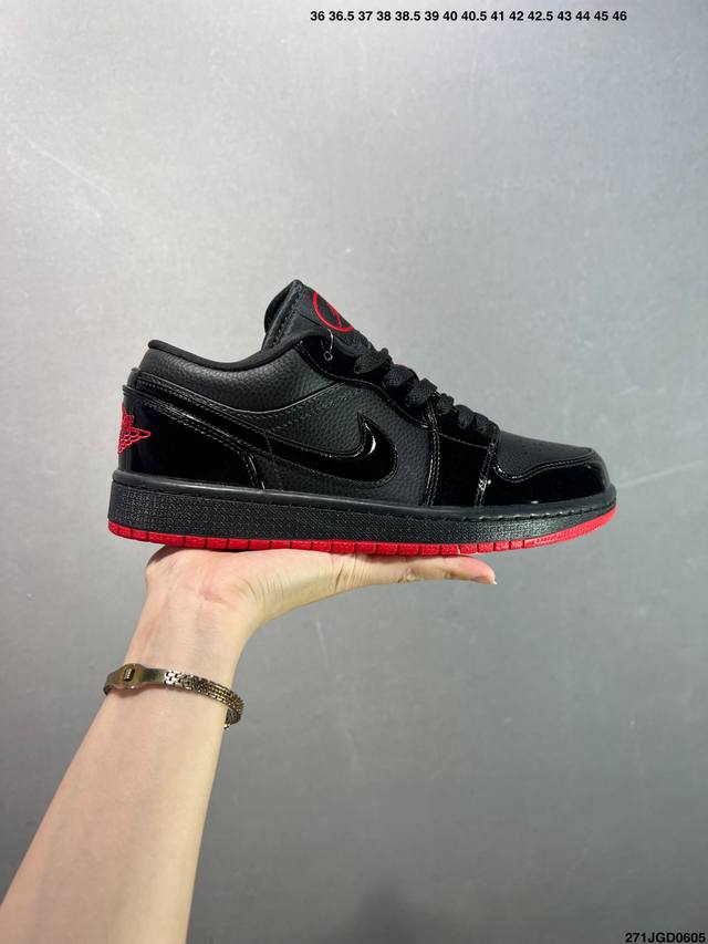 Nike Air Jordan 1 Low Aj1乔1低帮休闲板鞋 同步官方配色 原档冲孔鞋头 四线拉帮 鞋舌高弹海绵填充 官方货号:553558 113 Si