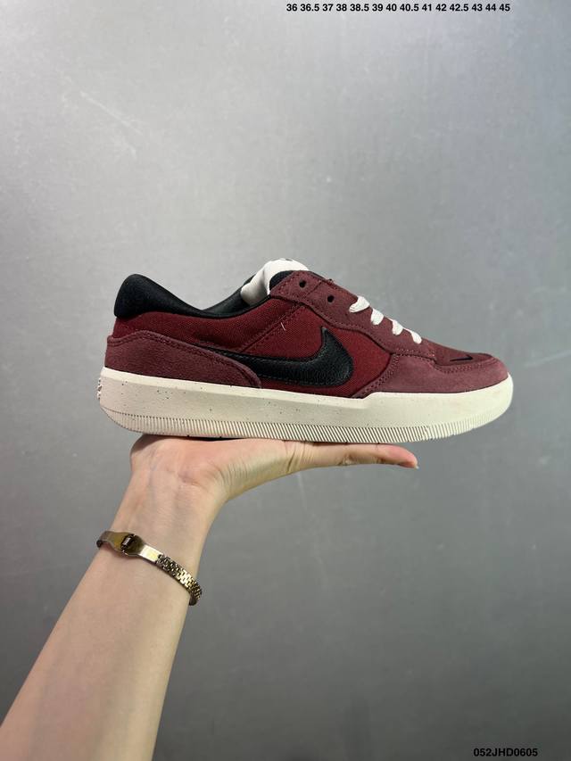 Nike Sb Force 58 百搭单品 是一款将前沿创新带入街头的单品，它具有硫化杯底，具有出色的耐用性和灵活性。使用帆布和绒面革，在饰面上放置通风口，它自