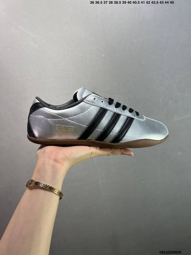 Adidas Tokyo W三叶草休闲防滑耐磨低帮板鞋 鞋头出色设计 塑就出众贴合感 稳固的后跟贴合足部曲线设计 软弹舒适 不易磨脚 橡胶鞋底配合防滑纹路设计