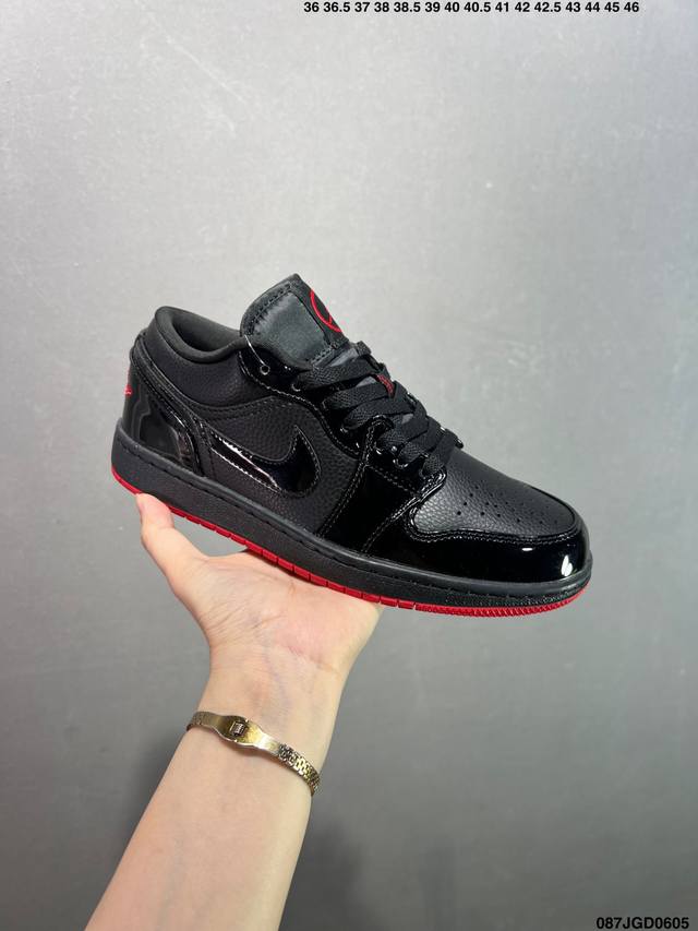 Nike Air Jordan 1 Low Aj1乔1低帮休闲板鞋 同步官方配色 原档冲孔鞋头 四线拉帮 鞋舌高弹海绵填充 官方货号:553558 113 Si