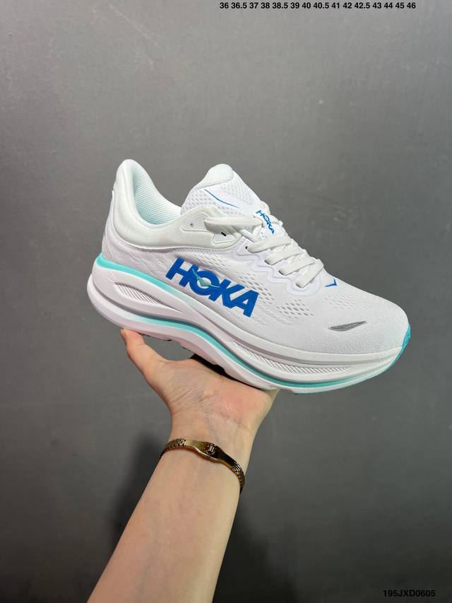 公司级Hoka M Bondi 9 轻盈跑鞋 这个品牌来自于新西兰的毛利语，Hoka表示大地，One One表示飞越，连起来就是飞越地平线，One One不是读