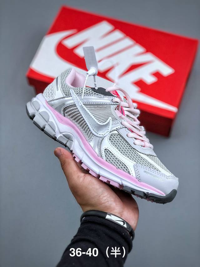 Nike Zoom Vomero 5 Sp 复古风潮 网面透气运动鞋 先行尝鲜版 紧致的鞋面材质提供良好的包裹性 鞋侧 Swoosh以及鞋头部分搭配增添不少亮点