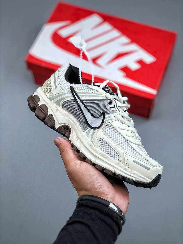 Nike Zoom Vomero 5 Sp 复古风潮 网面透气运动鞋 先行尝鲜版 紧致的鞋面材质提供良好的包裹性 鞋侧 Swoosh以及鞋头部分搭配增添不少亮点