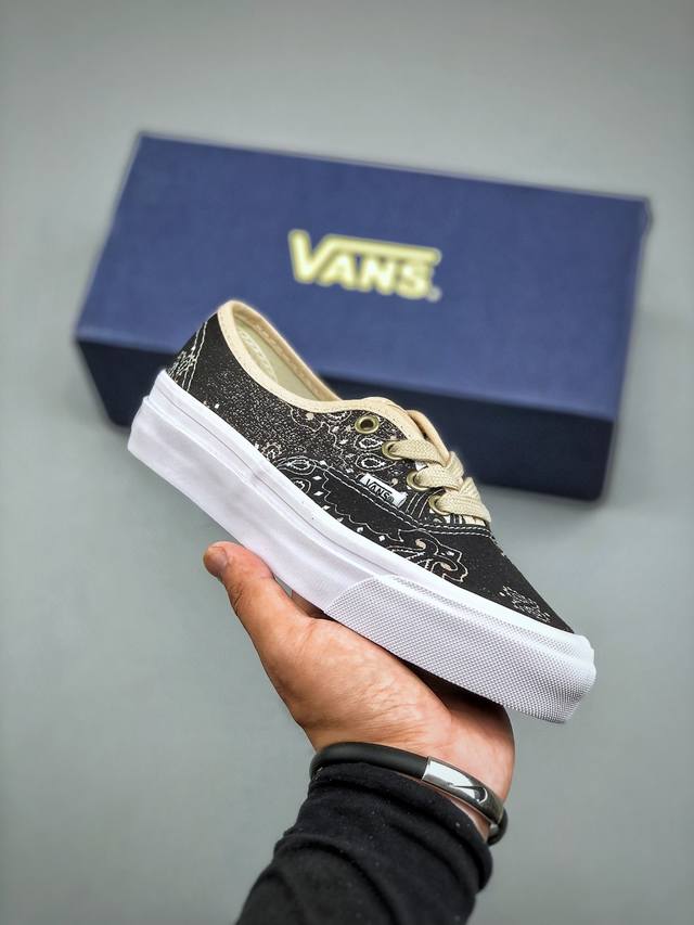 新款 万斯Vans Authentic 44 系列！鞋面采用8盎司帆布面料打造，Vans 通过印花的形式在鞋面上不规则的印满了佩斯利腰果花图案，同时运用水洗工艺
