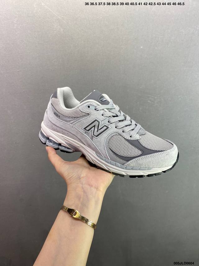 公司级New Balance 2R 新百伦经典配色 沿袭了面世之初的经典科技，以Encap中底配以升级版N-Ergy缓震物料。鞋面则采用特色的柔软麂皮搭以New