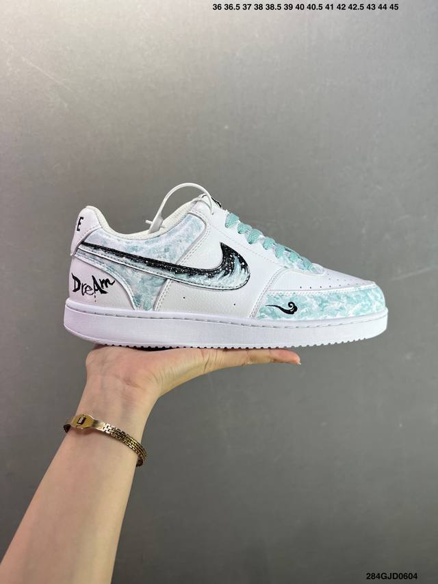 公司级Nike Court Vision 1 Low“幻影十字架” 手绘涂鸦定制板鞋 幻影十字架常作为一种印花图案出现，具有独特的视觉效果。将幻影十字架与梵文、