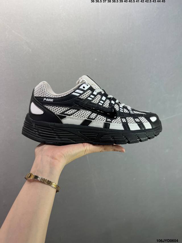 公司级耐克Nike P-6000 女子跑鞋内外侧都用了红色的钩子，采用透气材料，搭配匠心覆面，再现千禧年代的跑鞋风格，塑就大气外观。鞋款秉承 Nike Pega