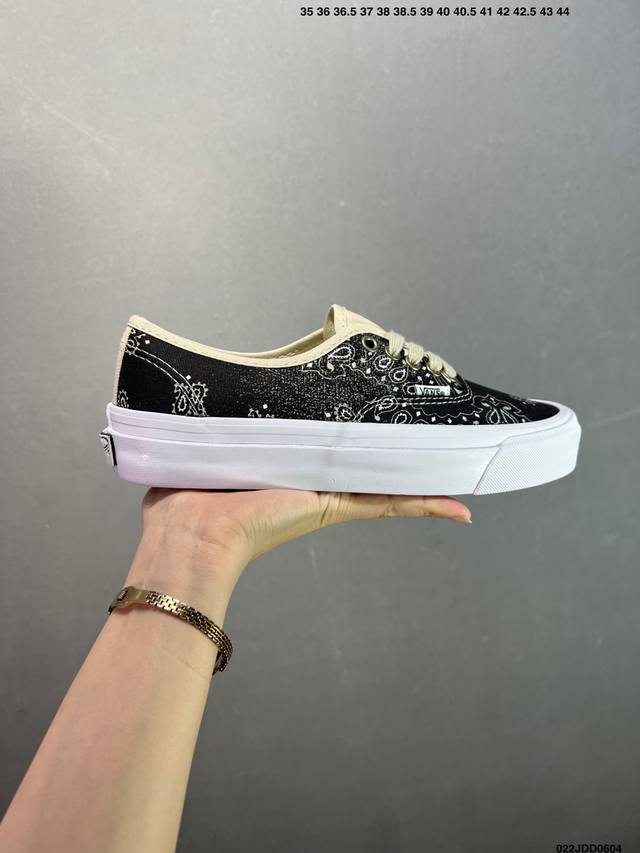 Vans Classics Knu Skool 苏格兰格纹拼接 厚鞋舌面包鞋 Vans联名超火的土豆鞋，复古经典，鞋头放大、包边上移加厚、鞋舌加厚。Vans C