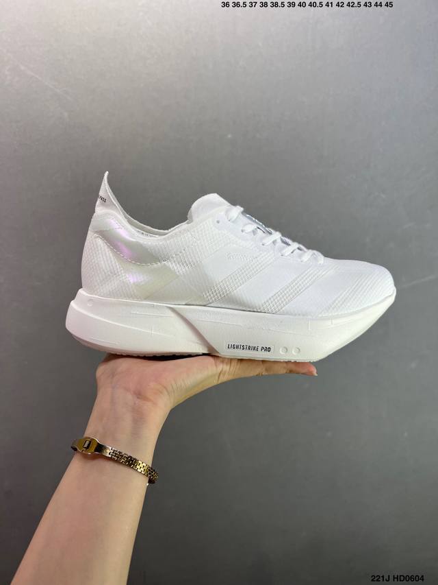 Adidas Adizero Evo Sl M 阿迪超轻透气缓震跑鞋 整体外观造型与Adizero Adios Pro Evo 1非常相似 中底配置方面搭载全掌