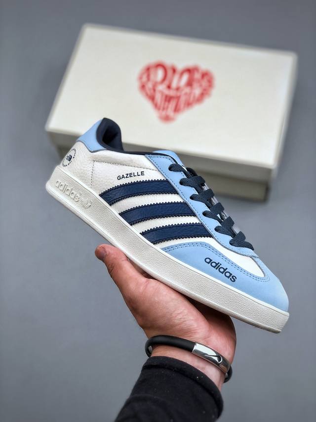 F版 海外爆款限量发！高端定制 Ad Gazelle Indoor Trainers 北面联名---奶白浅蓝 原厂定制长毛翻毛皮组合环保纤维革鞋面材质 内置环保