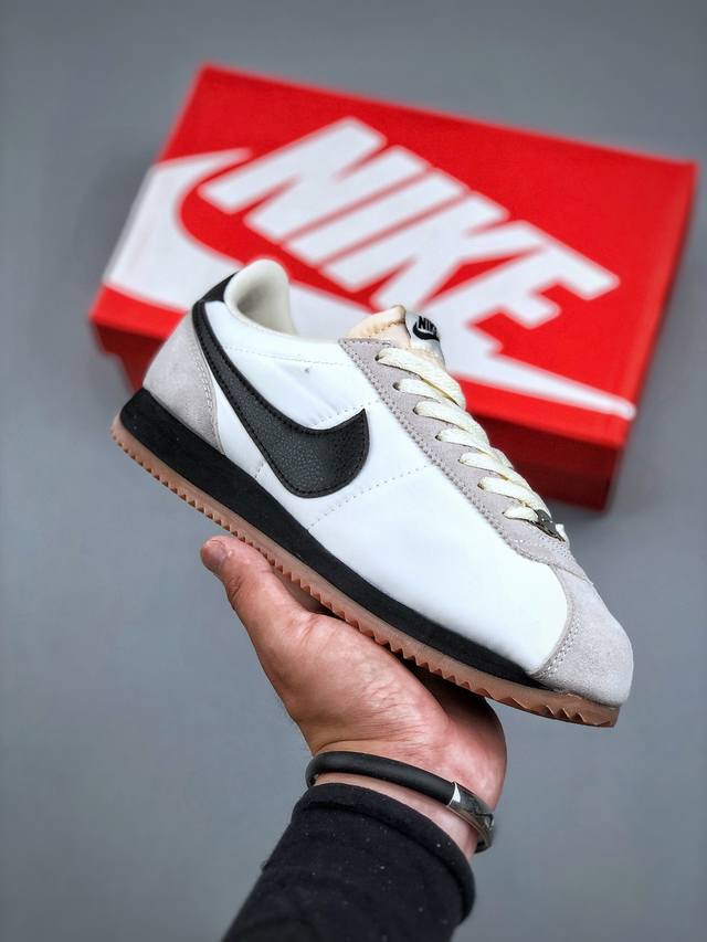 Nike Classic Cortez Nylon Pren 全新配色经典阿甘休闲跑步鞋 纯粹而执着的精神，使得Cortez种在了一代人的心里，无论是否喜欢它复