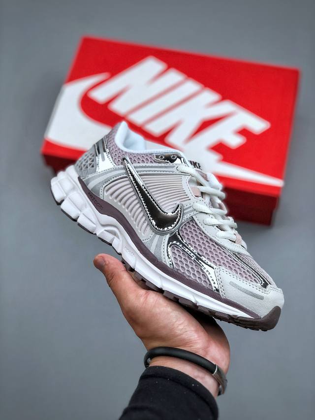 Nike Zoom Vomero 5 复古单品新配色 Nk Zoom Vomero 5 Sp 佛莫罗5代系列经典复古休闲运动慢跑鞋#采用环保纤维革饰片组合网眼布