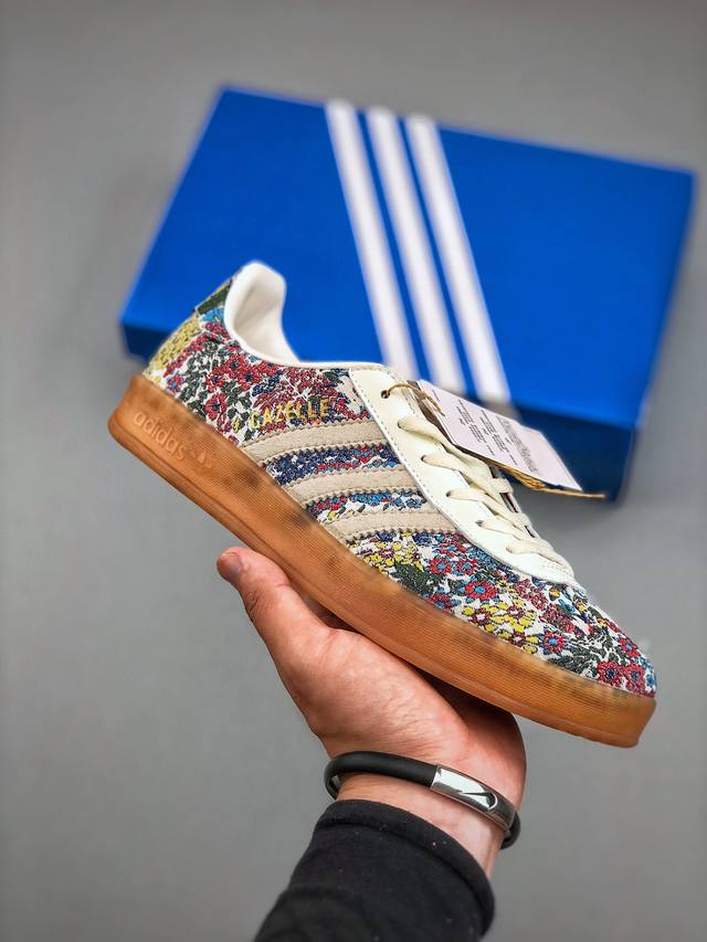 Adidas Gazelle Indoor Trainers 羚羊内训系列低帮复古百搭休闲运动德训风板鞋原楦开发版型，采用猪巴革组合环保纤维革鞋面材质，内环保海
