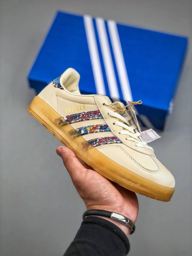 Adidas Gazelle Indoor Trainers 羚羊内训系列低帮复古百搭休闲运动德训风板鞋原楦开发版型，采用猪巴革组合环保纤维革鞋面材质，内环保海