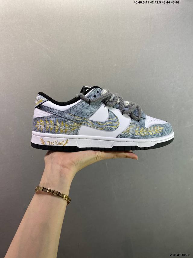 公司级Nike Dunk Low 风吹麦浪 灰白金 当匠意灵感遇见大地诗篇，以风为针，麦为线，在 Dunk Low 的纯白画布上，织就一袭流动的金色乐章。金色麦
