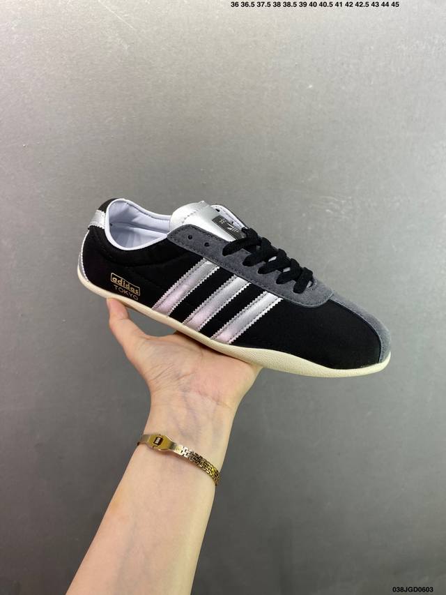 Adidas Tokyo W三叶草休闲防滑耐磨低帮板鞋 鞋头出色设计 塑就出众贴合感 稳固的后跟贴合足部曲线设计 软弹舒适 不易磨脚 橡胶鞋底配合防滑纹路设计