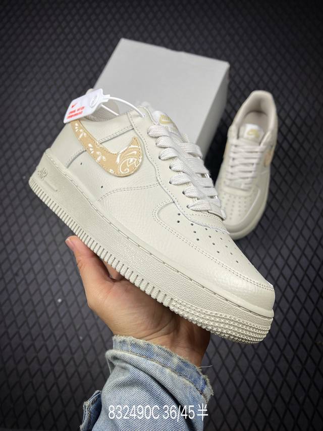 C 公司级耐克Nike Air Force 1“07空军一号低帮百搭休闲运动板鞋。柔软、弹性十足的缓震性能和出色的中底设计，横跨复古与现代的外型结合，造就出风靡