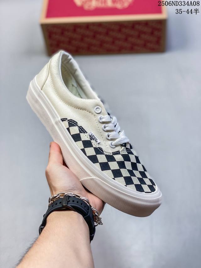 Vans Era 拼接棋盘格 不对称撞色设计 黑白 红白 期待已久的硫化版本出货 本次全新推出的Era系列 在白色鞋身上采用大面积的黑 红经典棋盘格元素 从左侧