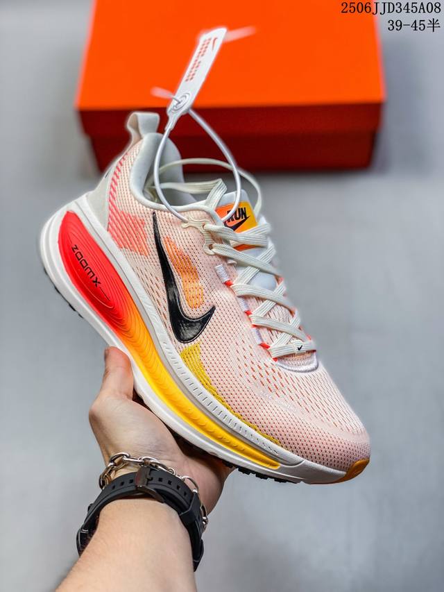 36-45半码 公司级Nk Air Zoom Vomero 18 轻便舒适公路跑步鞋 Hm6803-001 质感柔软 弹力充沛 助力一路畅跑 乐享不停 厚实泡绵