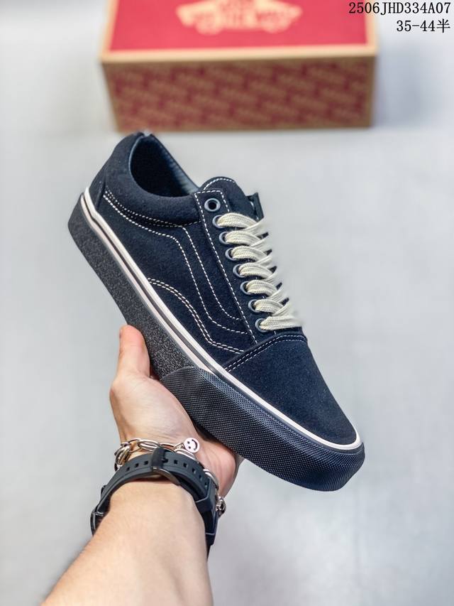 Vans塔卡沙联名款，Vans的经典鞋型加上塔卡沙的俏皮可Div黏贴卡片只能说这波联名真的太会了~整个鞋面都可以贴贴，谁懂这种可以自己Diy的乐趣啊 Size：