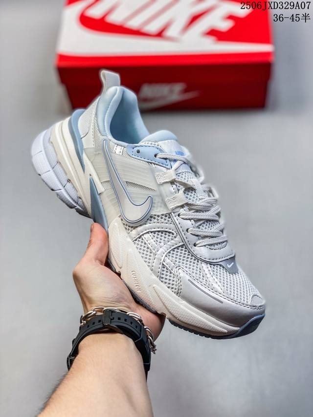 Nike V2K Runtekk 减震防滑低帮 复古老爹鞋跑步鞋 鞋款被命名为 Runtekk 设计上借鉴了 2000 年的跑鞋风格 配色上以金属银为主调 简练