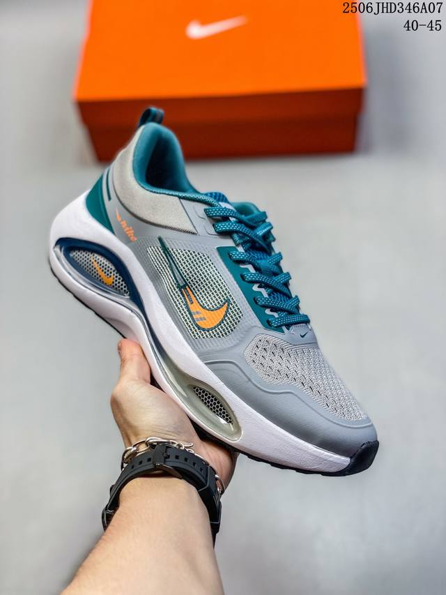 耐克 Nike Zoom Winflo V2 跑步鞋搭载工程网眼设计，巧妙结合 Flywire 飞线，为你全程缔造轻盈透气感受和手套般的出色贴合体验。Nike