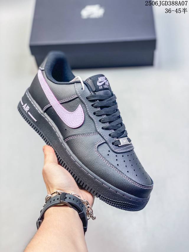公司级耐克Nike Air Force 7 Lv8空军一号低帮百搭休闲运动板鞋。柔软、弹性十足的缓震性能和出色的中底设计，横跨复古与现代的外型结合，造就出风靡全