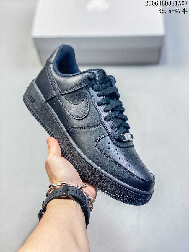 公司级耐克Nike Air Force 1 07 Lv8空军一号低帮百搭休闲运动板鞋。柔软、弹性十足的缓震性能和出色的中底设计，横跨复古与现代的外型结合，造就出
