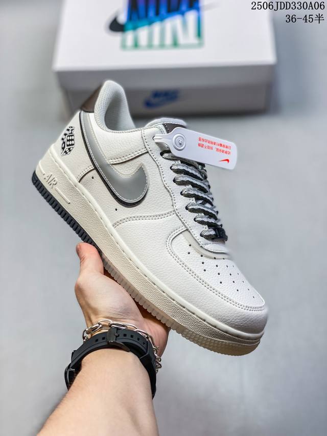 公司级耐克Nike Air Force 7 Lv8空军一号低帮百搭休闲运动板鞋。柔软、弹性十足的缓震性能和出色的中底设计，横跨复古与现代的外型结合，造就出风靡全