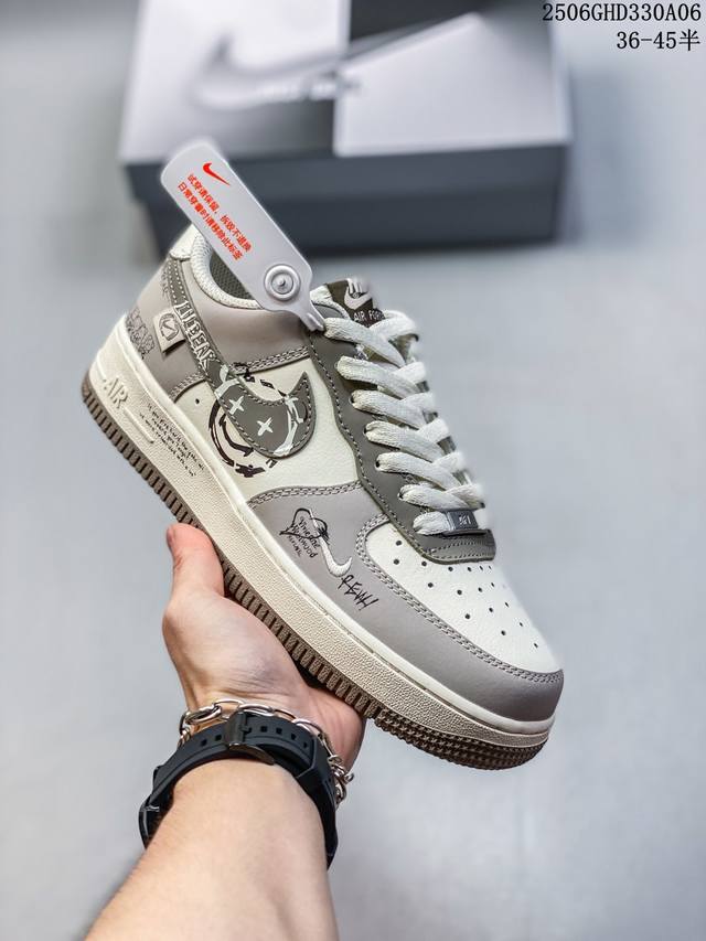 公司级耐克Nike Air Force 1 07 Lv8空军一号低帮百搭休闲运动板鞋。柔软、弹性十足的缓震性能和出色的中底设计，横跨复古与现代的外型结合，造就出