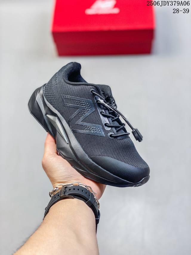 New Balance 新百伦 童鞋版本上线，潮爹潮妈追寻的单品，采用反绒超纤皮及透气网织布料拼接鞋面材质，中底高弹Eva发泡材质加持防滑橡胶外底Nb新百伦Ne