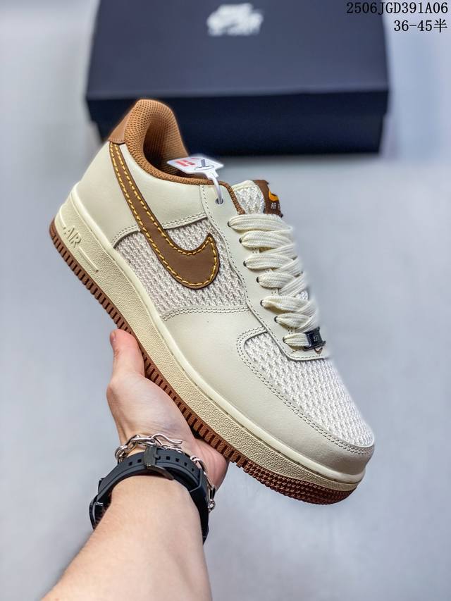 耐克 Nike Air Force 1 ’07 空军一号 Af 1 低帮 厚底增高百搭 休闲运动板鞋。柔软、弹性十足的缓震性能和出色的中底设计，横跨复古与现代的