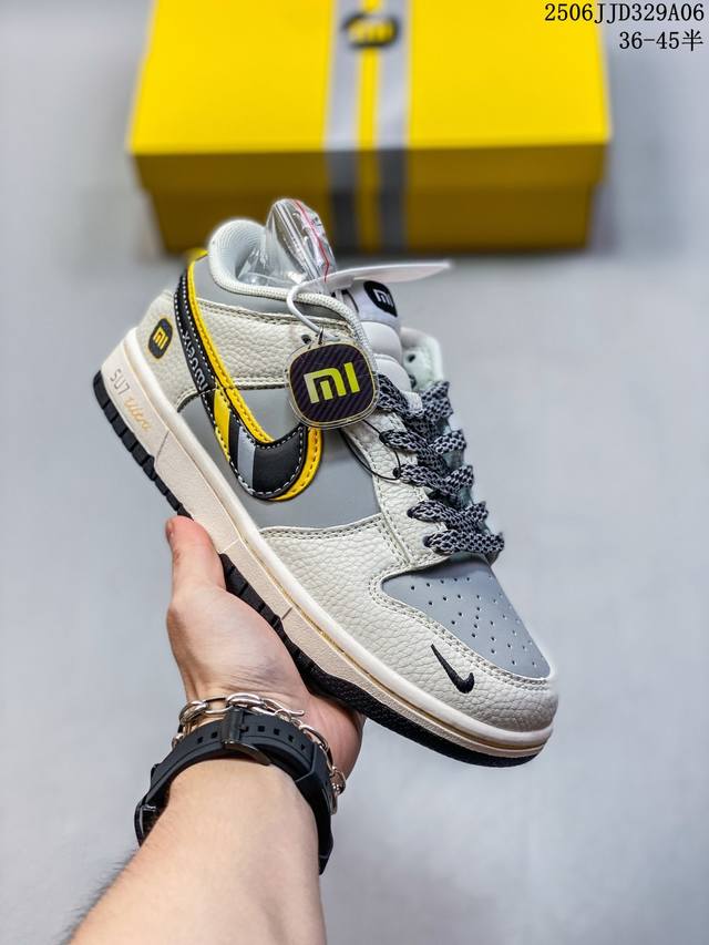 Nike 耐克 男女鞋半码制，更新数据窄楦翘头版型，采用荔枝纹牛剖革组合磨砂革鞋面材质，鞋垫嵌Eva缓震物料，窄版翘头耐磨橡胶大底创意定制小米汽车旗下纯电动轿车