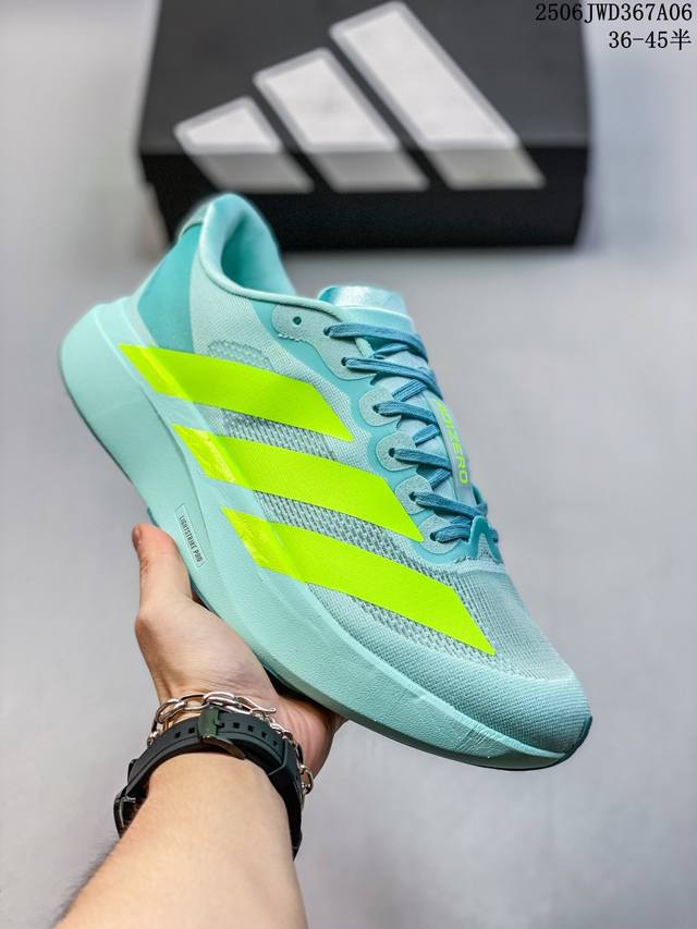 Adidas Adizero Evo Sl舒适运动防滑耐磨低帮跑步鞋，轻质网眼合成鞋面搭配织物内里坚韧透气包裹舒适，中底搭载全掌双层 Lightstrike P