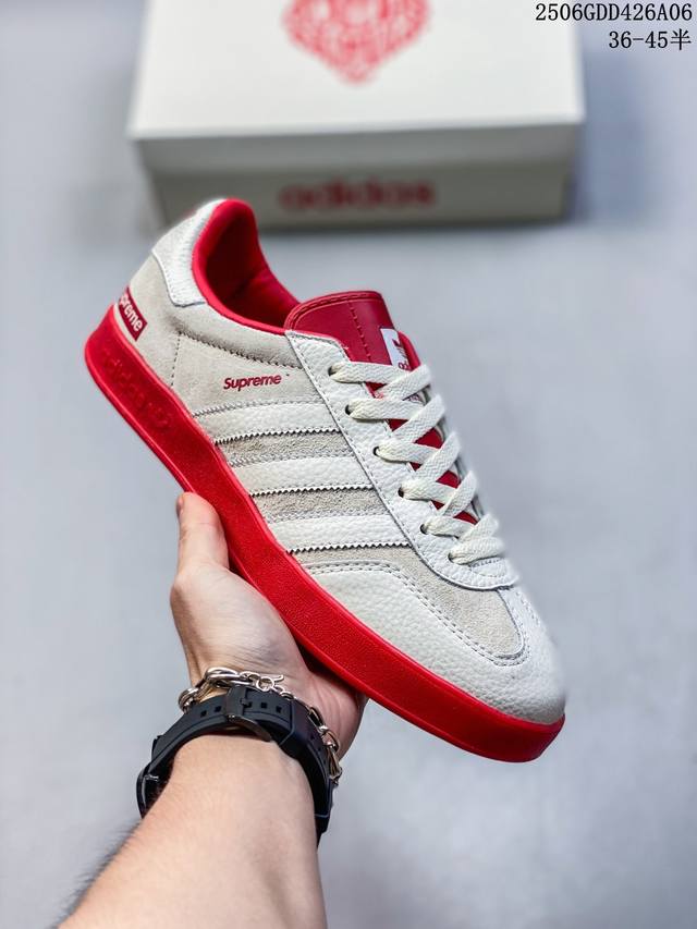 海外爆款限量发！高端定制 Ad Gazelle Indoor Trainers Supreme联名---奶白灰红 原厂定制长毛翻毛皮组合环保纤维革鞋面材质 内置