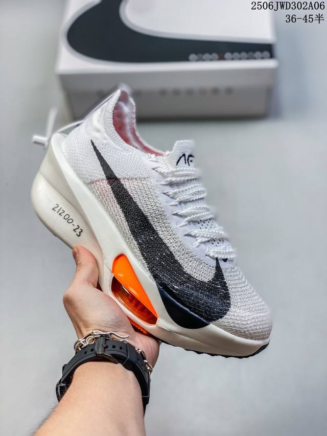 公司级新品发布 Nike Air Zoom Alphafly Next%整体采用前作的设计语言，并且对后者的细节进行升级，马拉松和长距离路跑的性能极限设计而生。